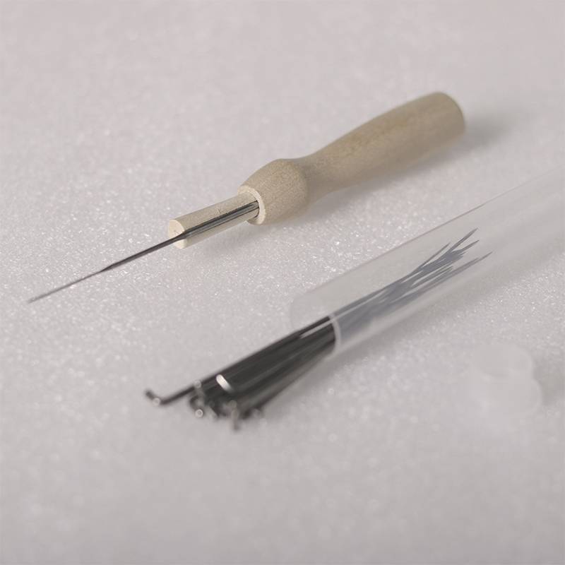 Wood needle + 10 pins + small syringe